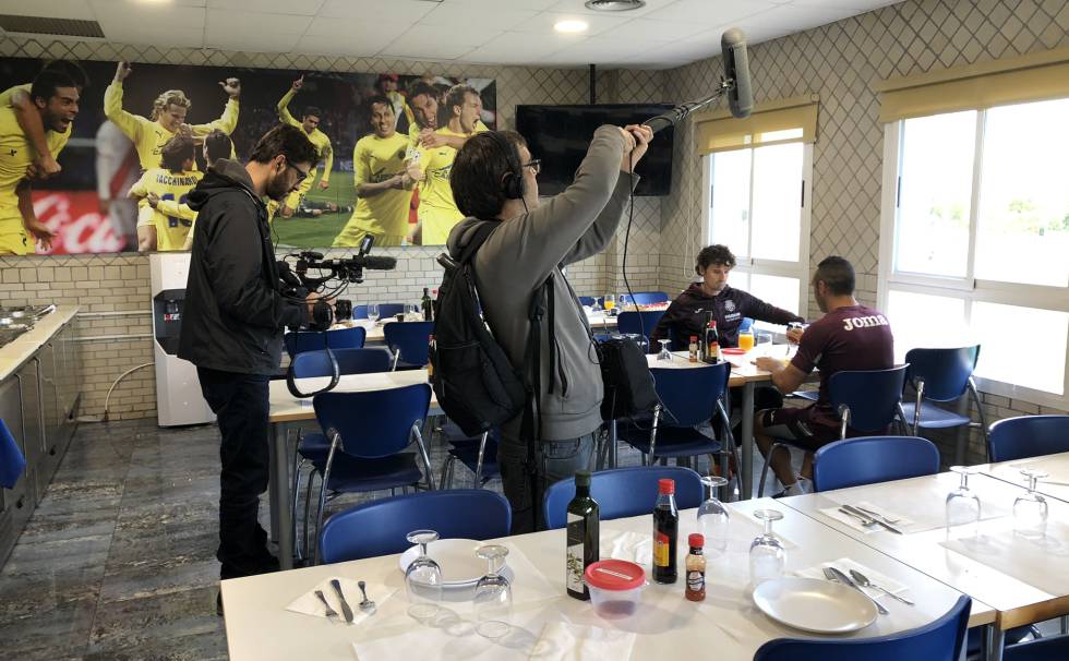 El equipo de Six Dreams graba un almuero de Santi Cazorla tras un entrenamiento en la ciudad deportiva del Villarreal CF.