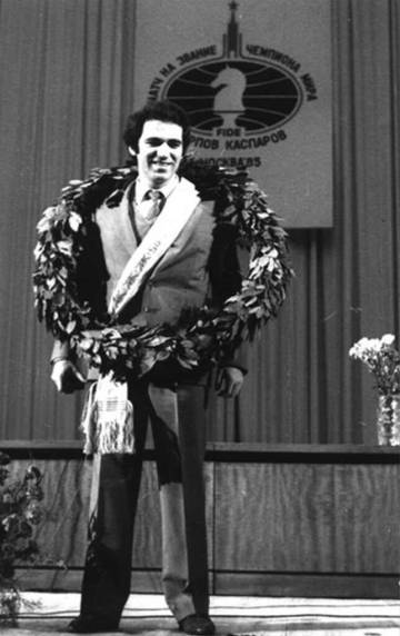 Gari Kaspárov, recién coronado como nuevo campeón del mundo, el 10 de noviembre de 1985 en el teatro Chaikovski de Moscú