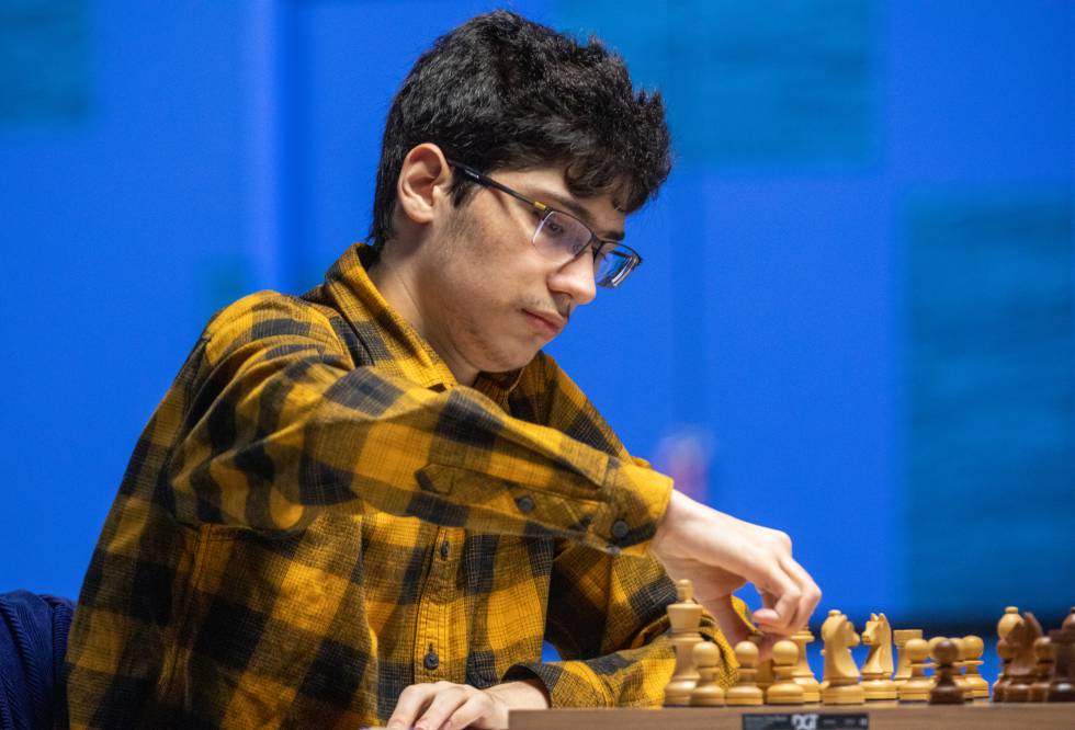 Firouzja, at the start of his game today against Caruana