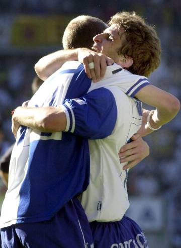Cara a cara, Ivan Alonso y Jordi Cruyff celebraron un gol en el partido de Liga entre Deportivo Alavés y Real Zaragoza el 21 de abril de 2002.