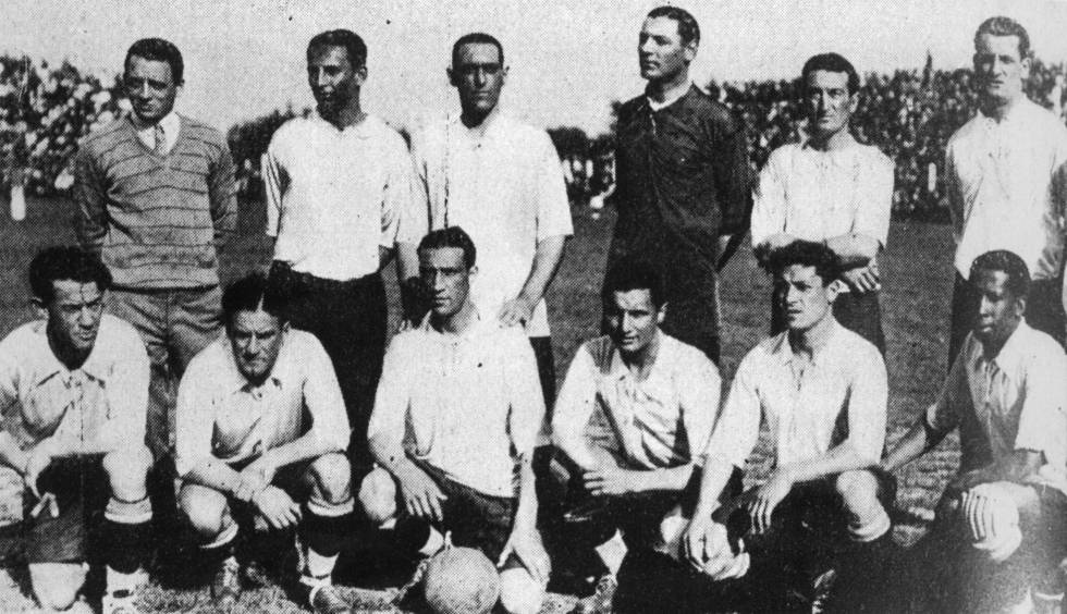 Selección de Uruguay, campeona de la Copa América 1926. Abajo, de izquierda a derecha: Santos Ordinaran, Scaroni, René Bourgas, Héctor Castro, Zuelo Saldombaid, Andrade.  Arriba: Mezali, Recoba, Lorenzo Fernandez, Patignani, Vanzino y Nasazi.
