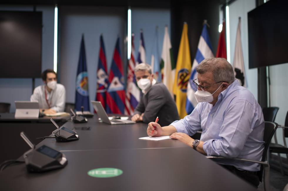 El jefe del gabinete presidencial de LaLiga, Víctor Martín, en primer plano junto a sus compañeros Luis Gil y Jaime Blanco en la sede de LaLiga.