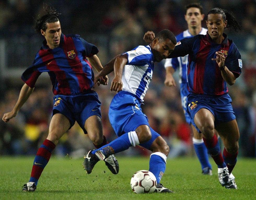 Mauro Silva, con la camiseta del RC Deportivo, disputa un balón con su compatriota Ronaldinho (derecha) en 2005.