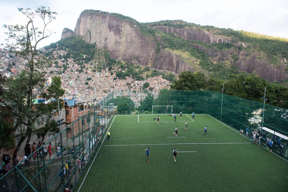 Un campo de césped artificial en la Rocinha, la favela más grande de Brasil, en Río de Janeiro.