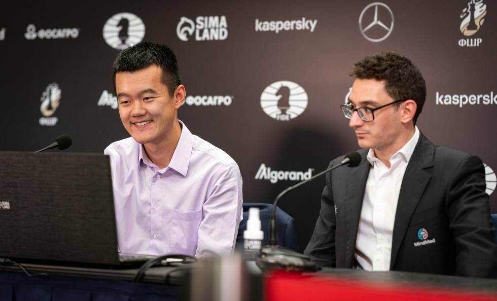 Ding y Caruana comentan su partida en la sala de prensa, hoy en Yekaterimburgo