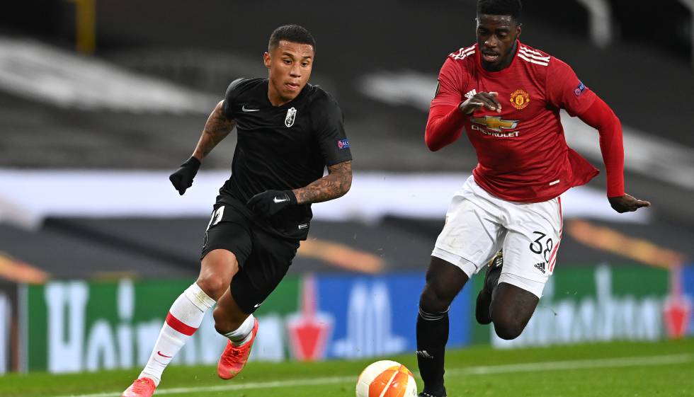 Pese a la derrota, los futbolistas del Granada CF disfrutaron de su primera vez en Old Trafford, el estadio del Manchester United. En la imagen, el extremo Darwin Machís, del conjunto nazarí, junto a Alex Tuanzebe.