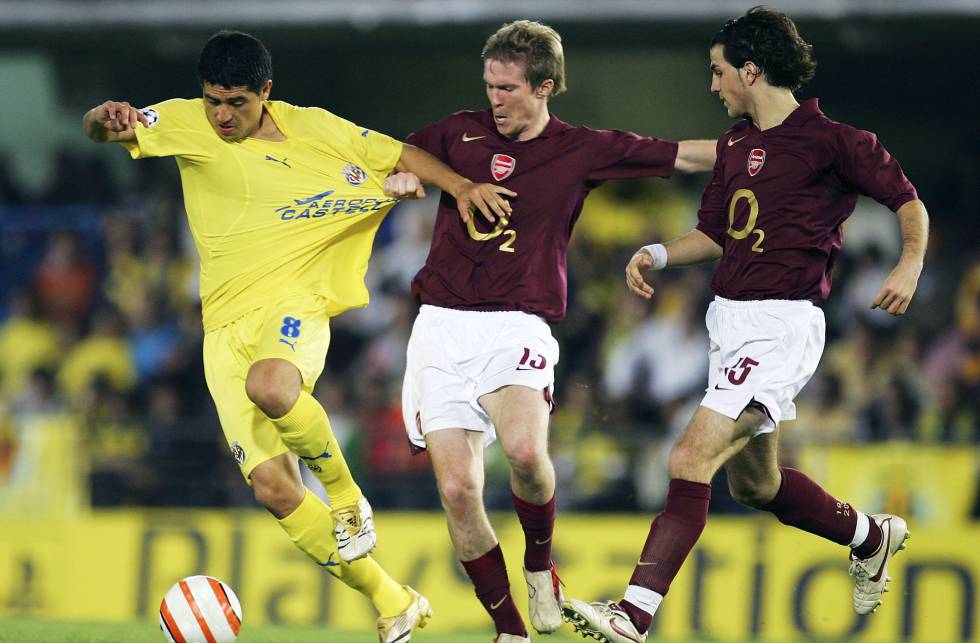 El futbolista del Villarreal CF Juan Román Riquelme (en la foto junto a Cesc Fábregas y Alexander Hleb) fue una de los grandes protagonistas de las semifinales de Champions que enfrentaron a los ‘groguets’ contra el Arsenal en 2006.