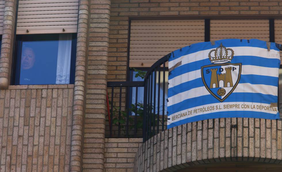Bandera de la SD Ponferradina en el balcón de Ponferrada.