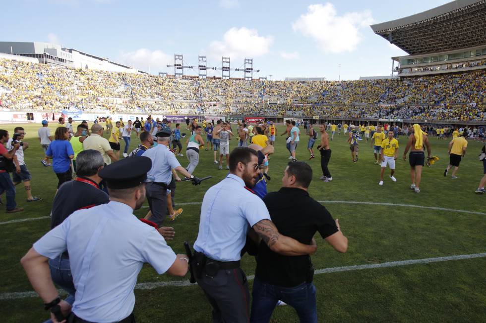 Aficionados de la UD Las Palmas invanden el terreno de juego para celebrar el ascenso del equipo ante el Córdoba CF. Minutos más tarde los andaluces le dieron la vuelta al marcador y consiguieron el ascenso.
