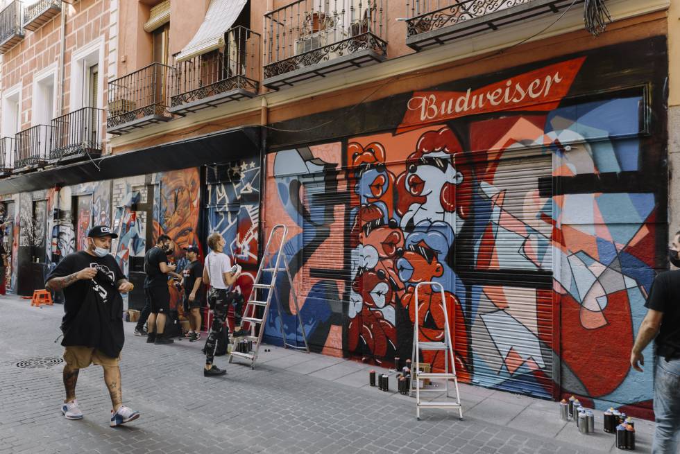 Parte de los murales publicitados por Budweiser en el distrito de Malasanya de Madrid.