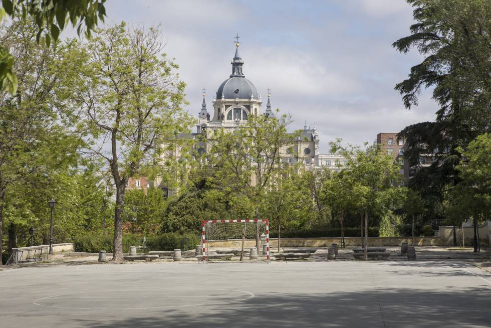 Pista polideportiva ubicada junto al Jardín de las Vistillas, en el centro de Madrid.