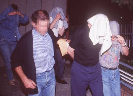 Policías nacionales conducen a Koldo Larrañaga, detenido en Madrid, en 1999.
