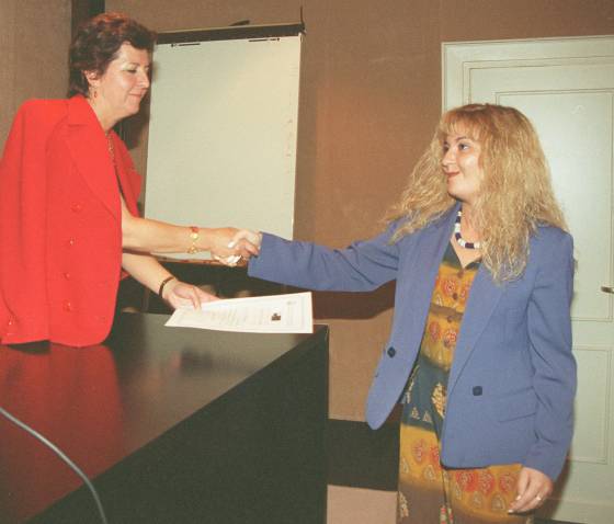 La vicedecana del Colegio de Abogados entrega un diploma a la abogada, Begoña Rubio, asesinada por Koldo Larrañaga.