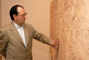Rafael Canogar toca las planchas de papel de su cuadro  TinaÃ³n  (1996), en la exposiciÃ³n del CÃ­rculo de Bellas Artes.