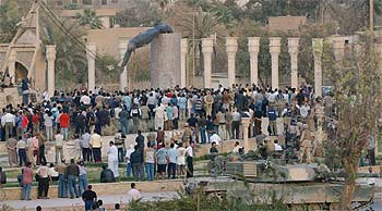 Una grÃºa estadounidense derriba la estatua de Sadam Husein colocada en una cÃ©ntrica plaza de la capital iraquÃ­.