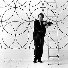 Bridget Riley, delante de  Composición con círculos   (2003),  el mural realizado para la Tate Britain.