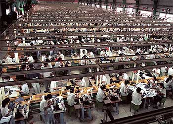 Trabajadores vietnamitas, en una fábrica de Nike | Edición impresa | EL PAÍS