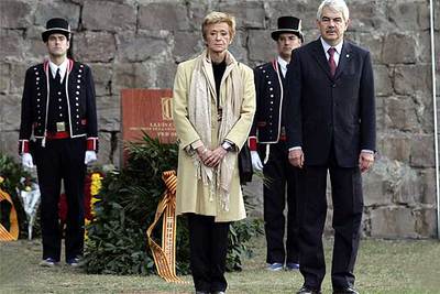 Pasqual Maragall, junto a la vicepresidenta María Teresa Fernández de la Vega, tras depositar flores en homenaje a Lluís Companys.