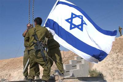 Tres soldados retiran una bandera israelÃ­ ayer en una de las entradas de la ciudad de JericÃ³.