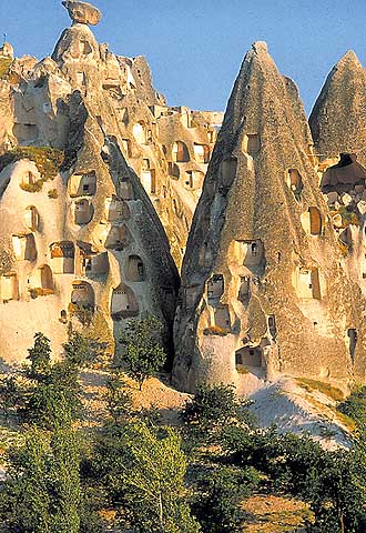 Conos rocosos en la Capadocia, con sus cavidades troglodÃ­ticas.