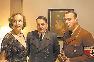 Bruno Ganz (centro), como Hitler, en la película  El hundimiento , de Oliver Hirschbiegel.