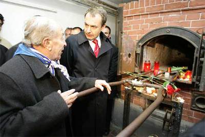 Francisco Batiste (87 años), en 2005 visitando los hornos crematorios del campo junto a José Luis Rodríguez Zapatero.
