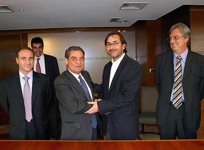 En el centro, Augusto Delkáder, consejero delegado de Unión Radio, y José A. Ituarte, director financiero de Claxson. A ambos lados, los directivos de Unión Radio Javier Cortezón (izquierda) y Ricardo Alarcón (derecha).