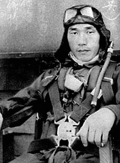 El aviador de la marina imperial japonesa Nobuo Fujita (1911-1997), en traje de vuelo.