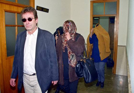 Dianna Ritter y unos familiares se cubren el rostro a su entrada en los juzgados de Palma de Mallorca el 11 de noviembre de 1997.