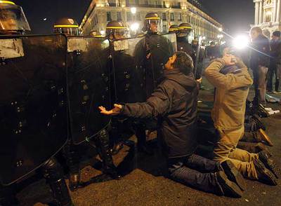 Varios manifestantes se plantan frente a la policía el jueves en París al final de la marcha que se realizó durante la huelga general.