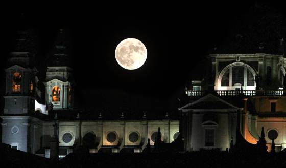 La Luna y la silueta de la Catedral de la Almudena, de Madrid.