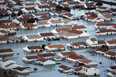 Vista aérea de la localidad de L'Aiguillon sur Mer, al suroeste de Francia, inundada por la subida de la marea.