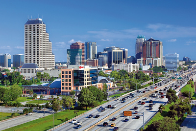 El Skyline Del Centro De Orlando Florida Emerge Alrededor De La Interestatal El Skyline Del Centro De Orlando Florida Emerge Alrededor De La Interestatal