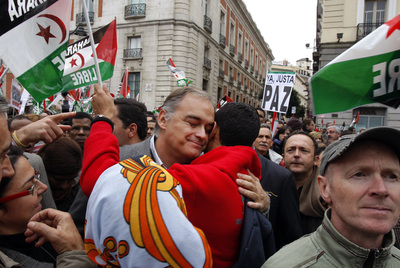 González Pons abraza a un manifestante durante la concentración de apoyo al pueblo saharahui.