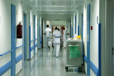 Los nuevos hospitales advierten de un "colapso" si no 