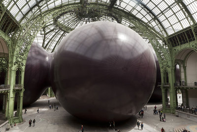 Una de las esferas de  Leviathan,  la monumental escultura de Anish Kapoor que se expone en el interior del Grand Palais de París.