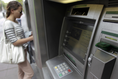 Las quejas por desacuerdo en el cobro de comisiones  se han convertido en la primera reclamación de las asociaciones de consumidores.