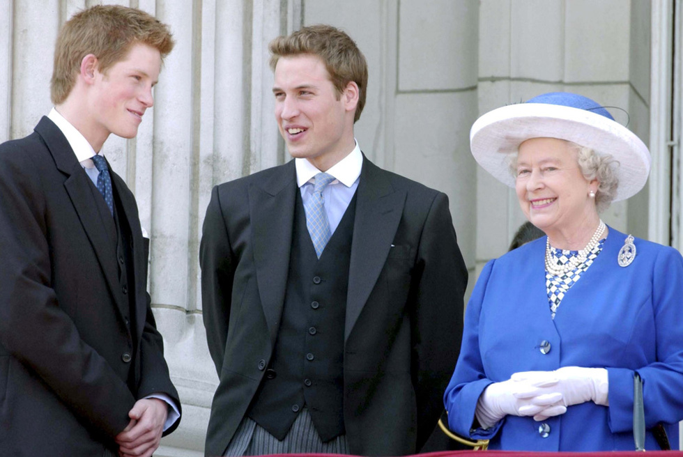 La reina Isabel II con sus nietos Enrique y Guillermo ...