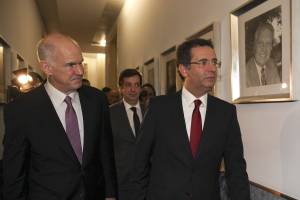 El presidente de la Internacional Socialista, George Papandreou (i) camina junto al secretario general del Partido Socialista portugués Antonio José Seguro (d) durante su reunión y cena en Lisboa, Portugal, en 03 de febrero 2013.