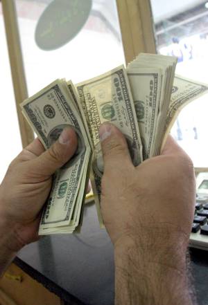 Un trabajador de una tienda de divisas cuenta unos billetes de dólar. EFEArchivo