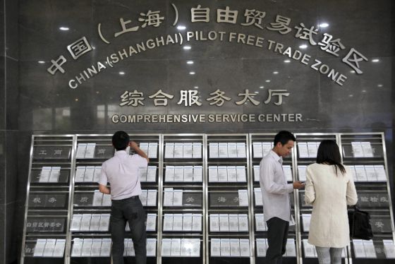 Visitantes recogen folletos en el centro de información de la nueva zona de libre comercio en Shanghai.
