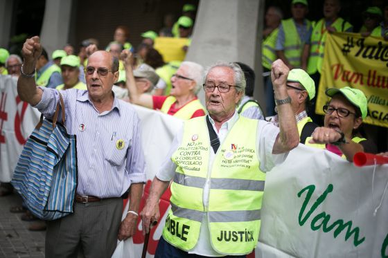 Decenas de 'iaioflautas' ocupan la sede de la Seguridad Social en Barcelona contra la reforma de las pensiones. / ALBERT GARCÍA 
