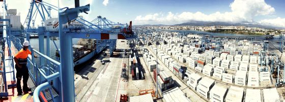 Tráfico de contenedores en el Puerto de Algeciras. 