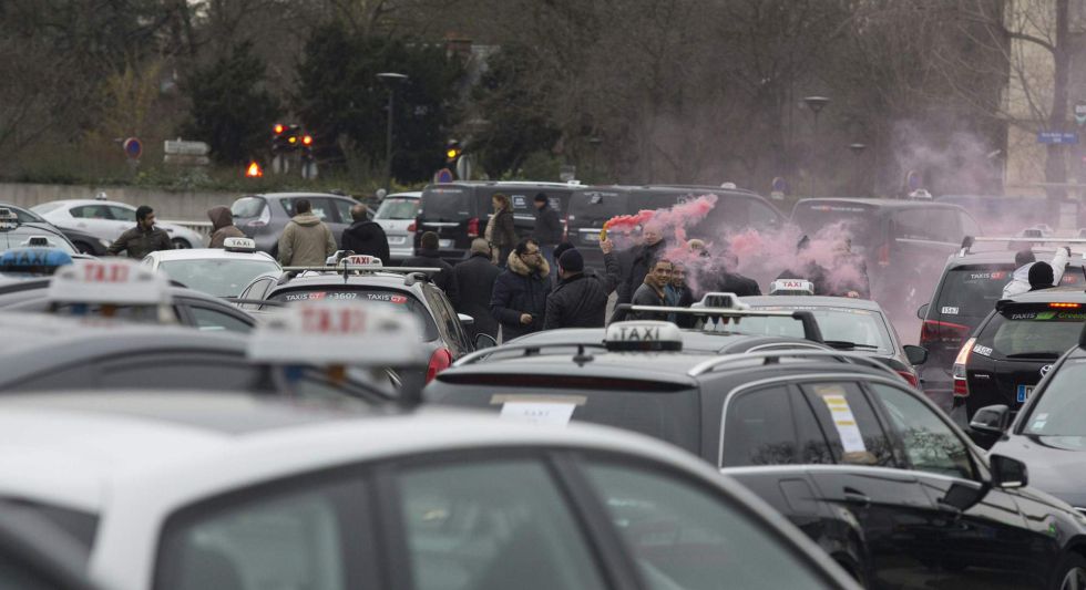 Un grupo de taxistas en la protesta que han convocado en París