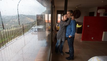 Una pareja disfruta del paisaje en una casa rural de un pueblo de Cuenca.