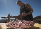 Eduardo Donato sirve el jam&oacute;n de Jabugo Dehesa Maladua