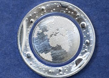 Imagen de las nuevas monedas cinco euros en M&uacute;nich, Alemania, el 11 de abril de 2016.