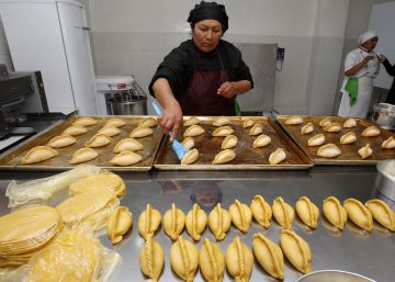 Una boliviana en su negocio de elaboraci&oacute;n de empanadas. 