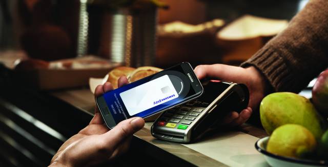 Payment in a shop via Samsung Pay.