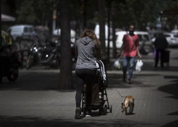 Una mujer pasea a su beb&eacute; por las calles de Barcelona.